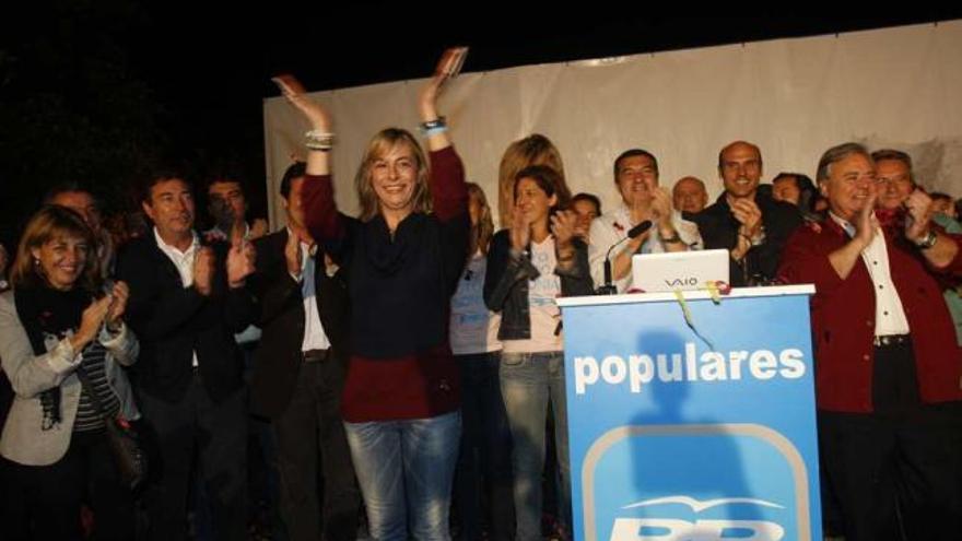 Castedo junto al resto de los integrantes de la candidatura. Ripoll, en un lateral. Abajo, los representantes del PSPV durante el acto que llevaron a cabo en la zona del Teatro Principal de Alicante.