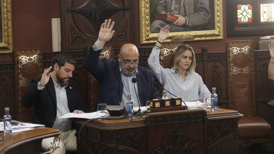 Cort recorta el presupuesto de sus escuelas para adultos a pesar de tener más de mil personas en lista de espera