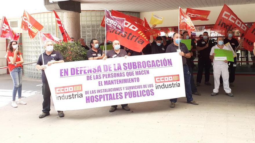 Un momento de la protesta a las puertas del Hospital General de Alicante