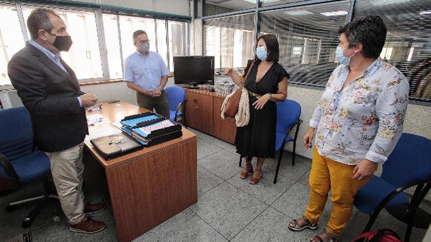 y la responsable de Promoción, Comunicación y Marketing del ICHH, Teresa Gutiérrez y Elsa Brito, en la redacción del periódico.