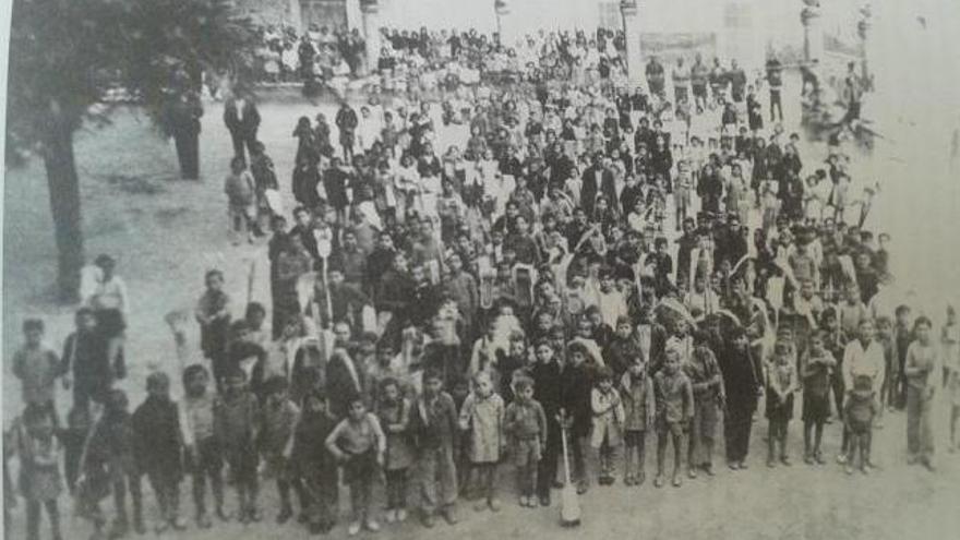 Imagen retrospectiva de los niños preparados para iniciar el desfile del Fas.