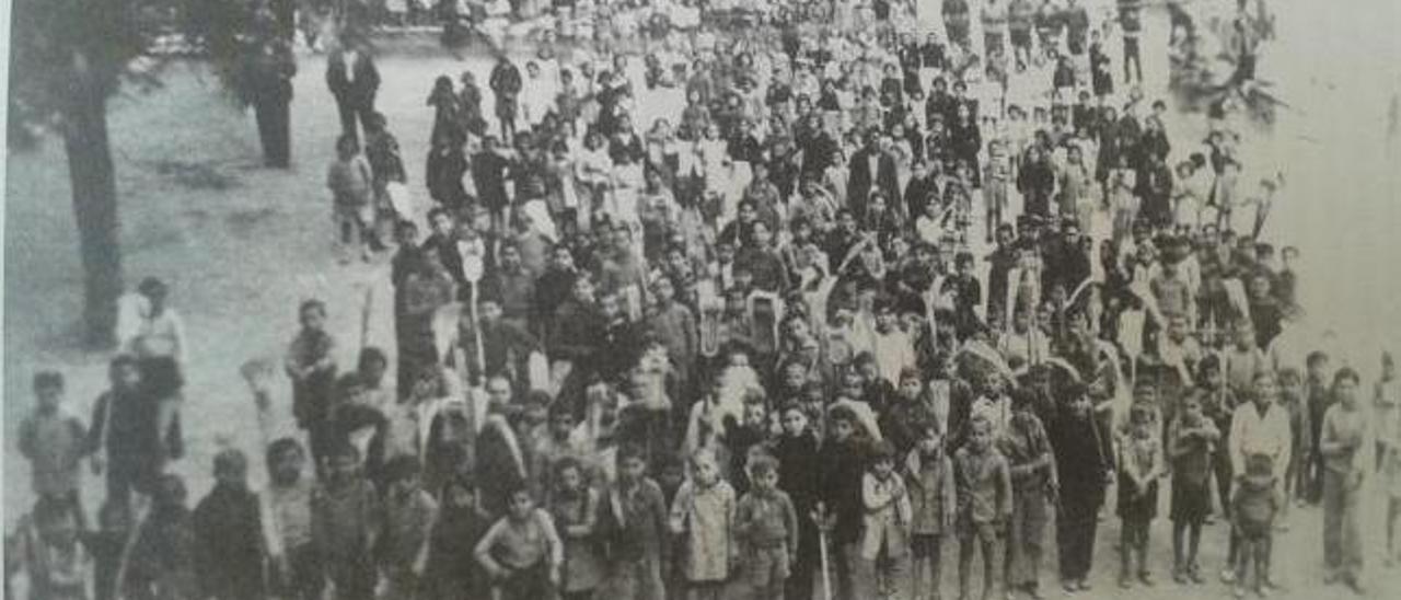 Imagen retrospectiva de los niños preparados para iniciar el desfile del Fas.