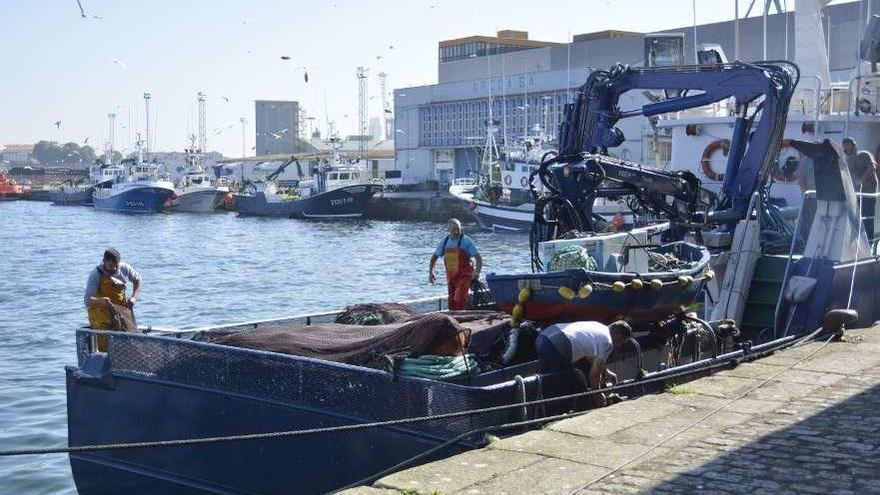 Pesqueros amarrados en el puerto de A Coruña durante el acto de protesta.