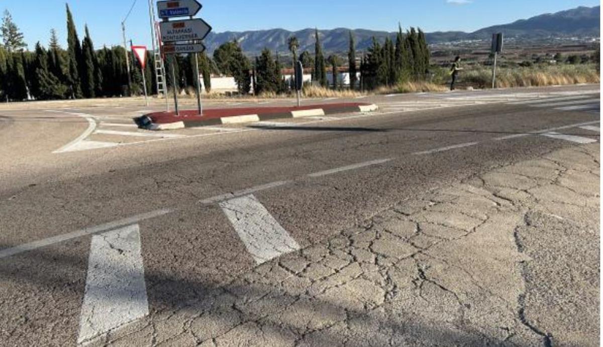 Grietas en el firme de la carretera.