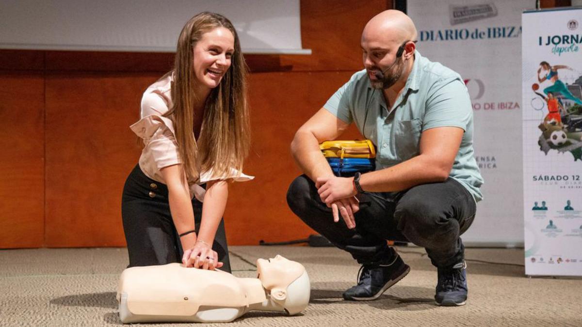 Antonio Burgos enseña a una asistentes a hacer una maniobra cardiopulmonar.  | PHOTOFILMIBIZA 