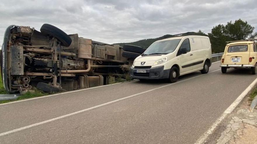 Un camión vuelca al esquivar a un  coche que invadió su carril en Ibiza