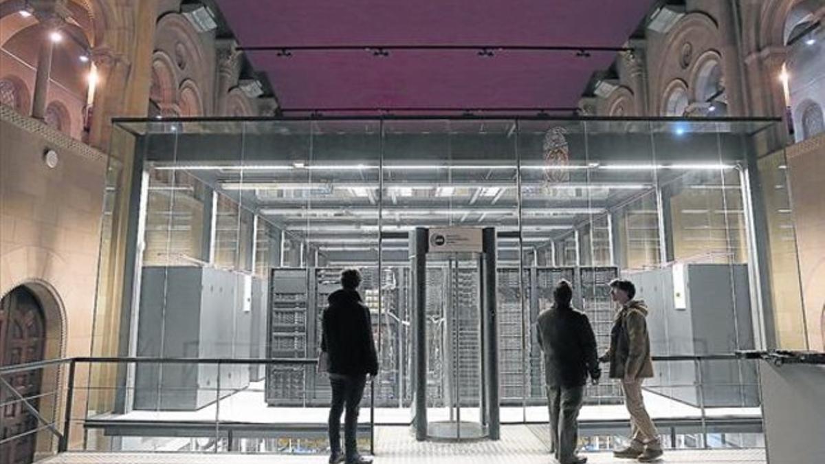 Becarios a las puertas del Centro de Supercomputación de la Torre Girona, el miércoles pasado.