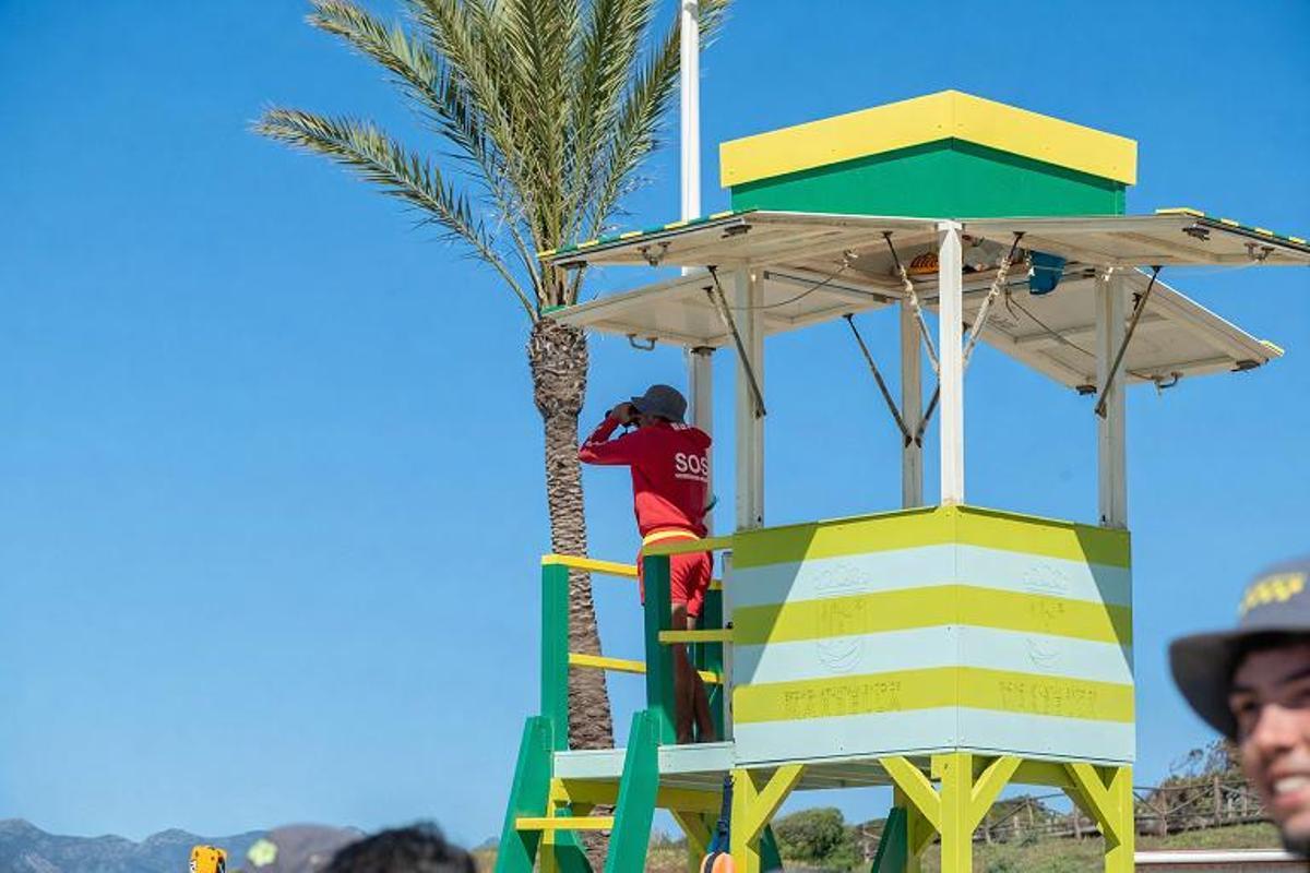 Un socorrista en una playa de Marbella