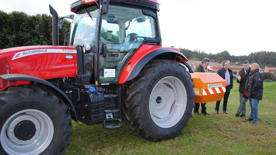 Abegondo estrena tractor para limpiar caminos