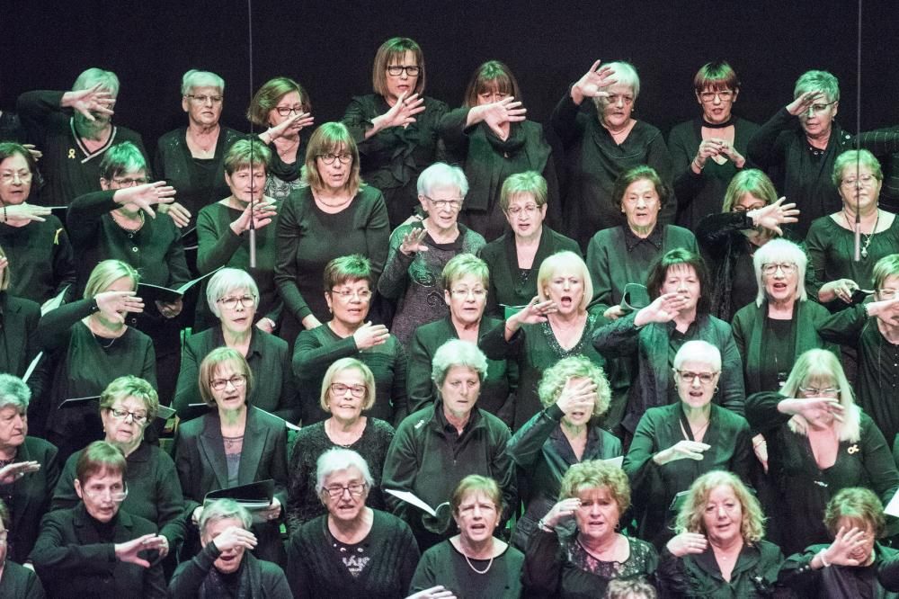 Canta Gran porta a escena 300 cantaires de corals de gent gran