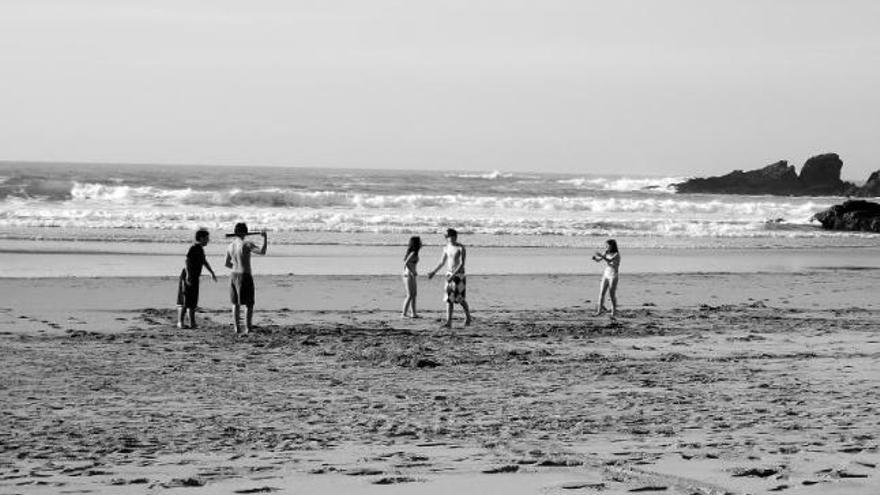 Primeros visitantes, este año, en la playa tapiega.