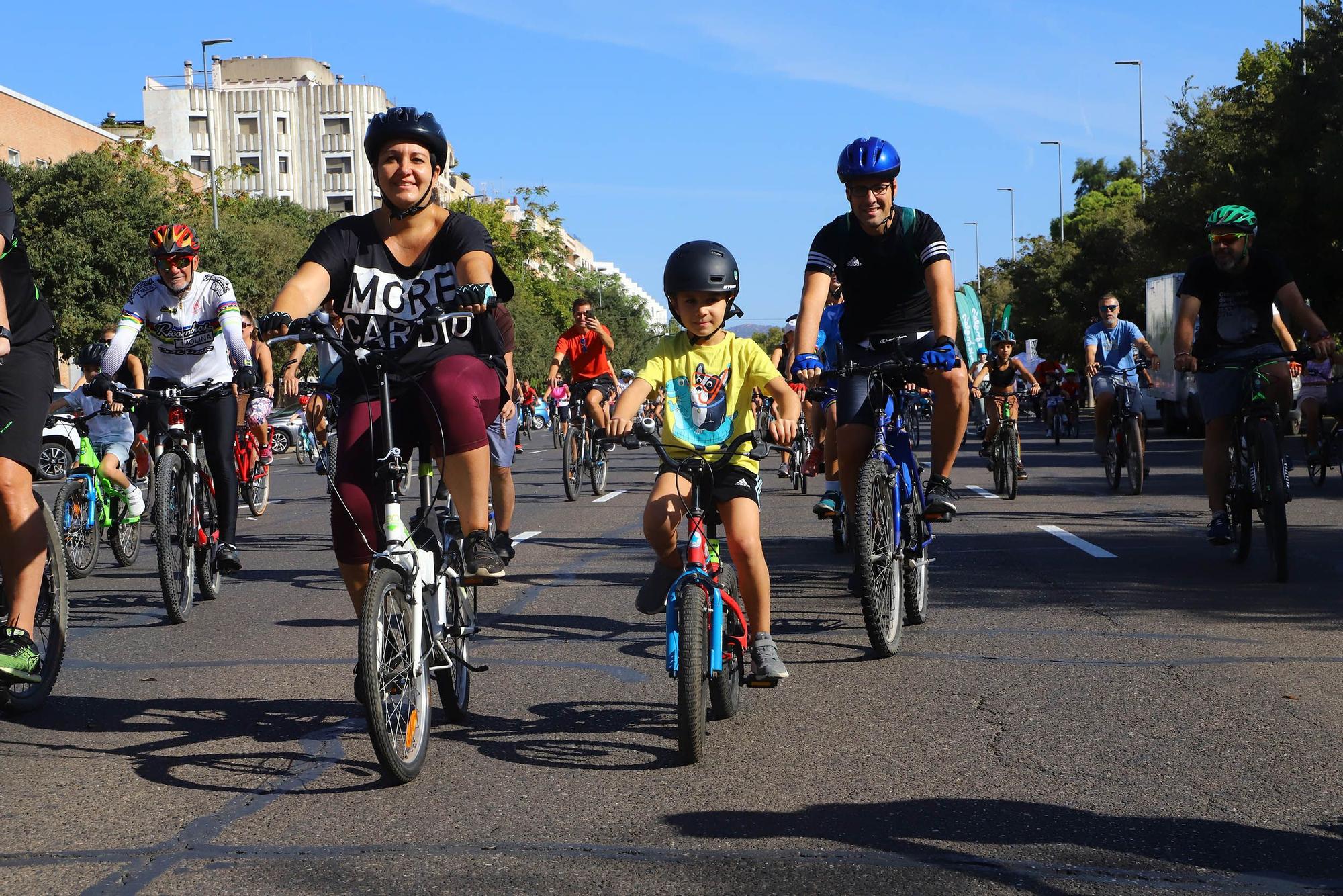 Familias enteras se suman a la Fiesta de la Bicicleta en Córdoba