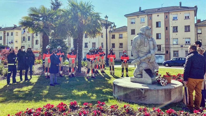 &quot;Todos seguimos siendo Eloy Palacio&quot;, el grito de los bomberos de toda España a cinco años del incendio de Uría