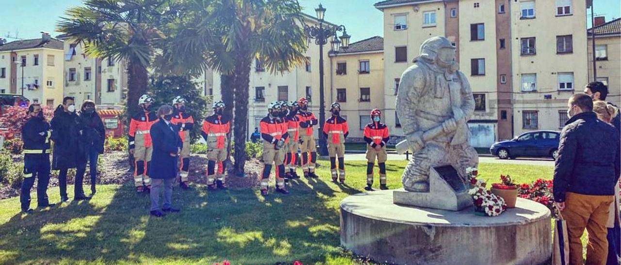 Bomberos de Oviedo, el concejal de Seguridad, José Ramón Prado, ayer en la rotonda del Rubín durante el homenaje a Eloy Palacio con motivo del quinto aniversario de su muerte en el incendio de la calle Uría. | LNE