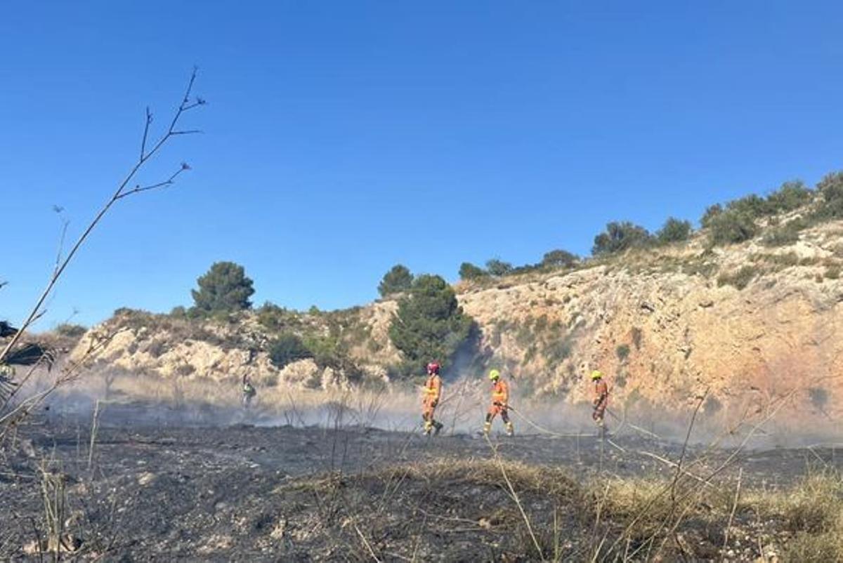 Un incendio quema una hectárea a los pies de la ermita de Corbera