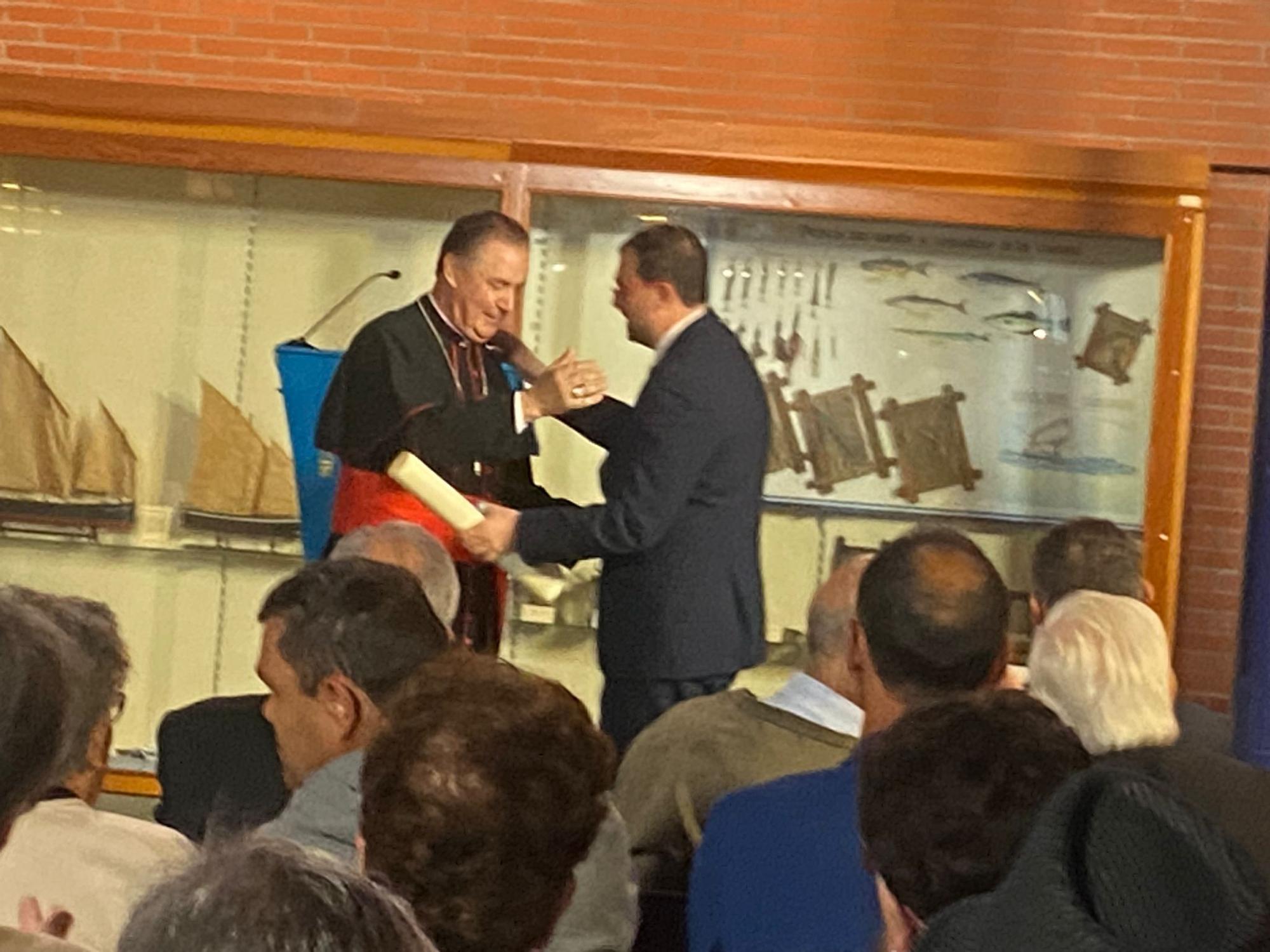 El cardenal Ángel  Fernández Artime recibe el título de Hijo Predilecto de Asturias en Luanco (Gozón)