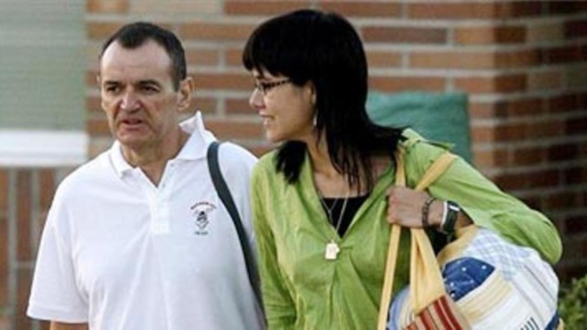 De Juana Chaos, con su esposa, a la salida de la prisión de Aranjuez, esta mañana.