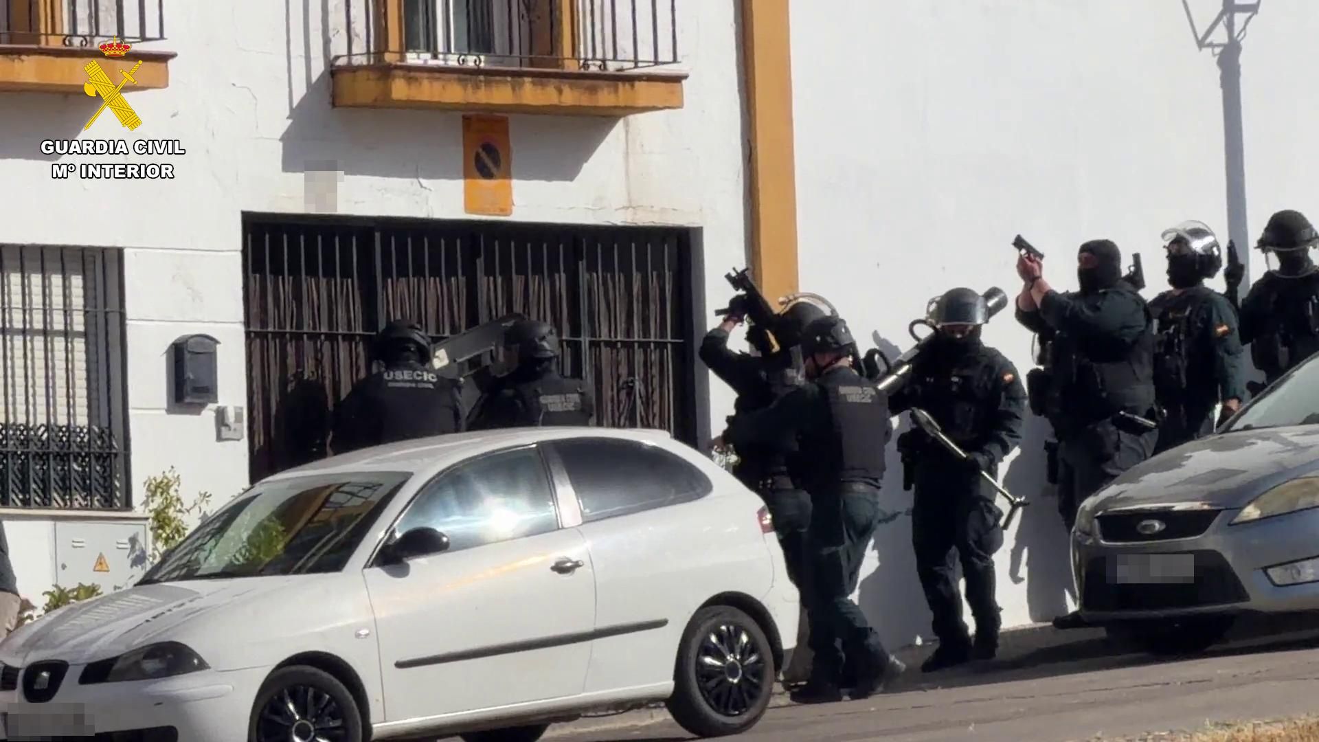 Entrada al inmueble de Almodóvar del Río donde se traficaba con droga por parte de efectivos de la Guardia Civil.