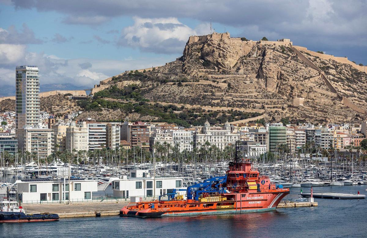 Vista del puerto de alicante con el castillo de Santa Bárbara al fondo.