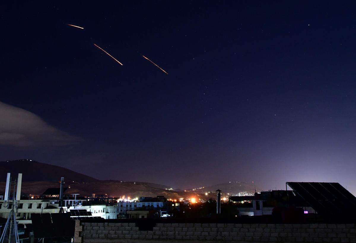 01/10/2024 DAMASCUS, Oct. 2, 2024 -- Projectiles believed to be Iranian missiles are pictured above Damascus, Syria, on Oct. 1, 2024. The Israeli military said in a statement on Tuesday that Iran fired about 100 missiles at Jerusalem and Israel in the evening. POLITICA Europa Press/Contacto/Ammar Safarjalani