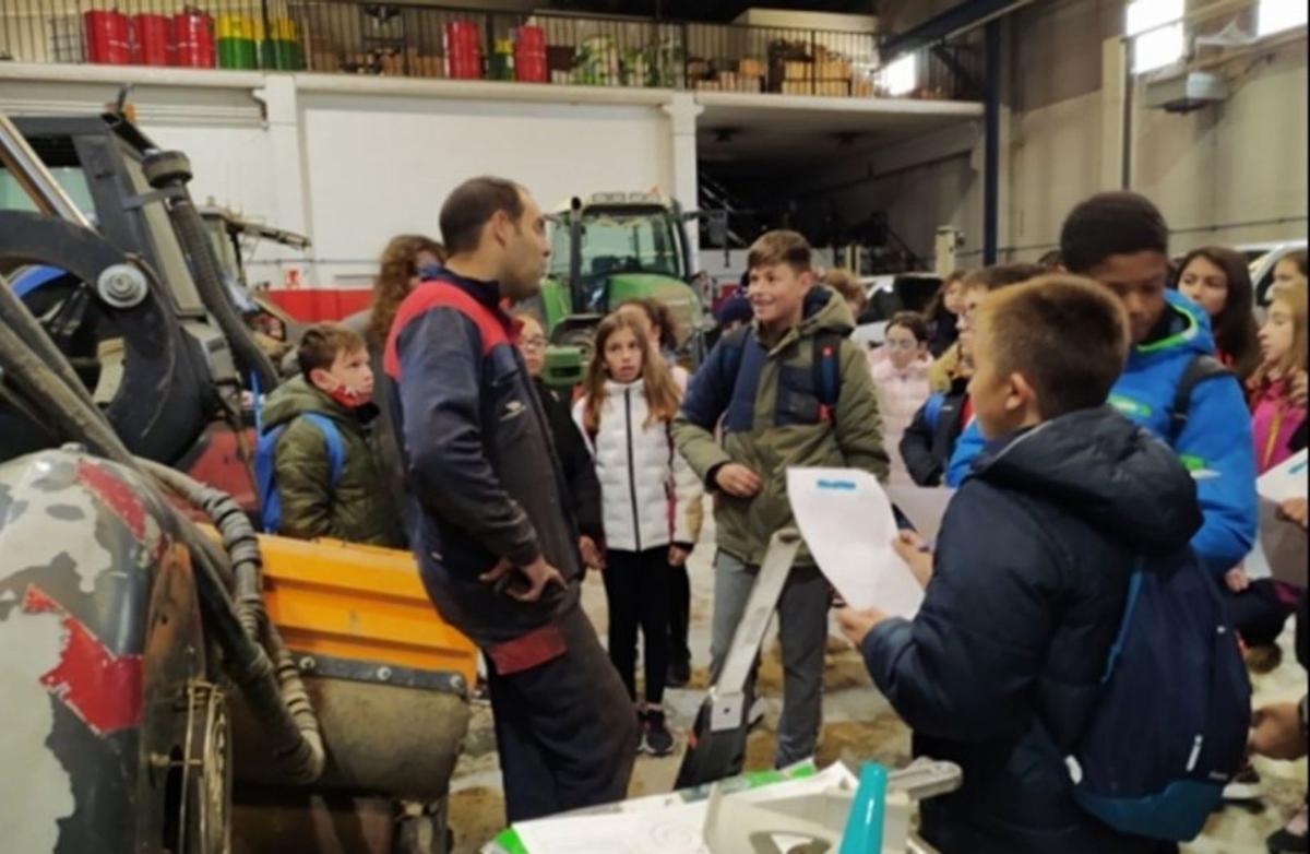 Los alumnos visitaron varios negocios locales como el taller mecánico. | SERVICIO ESPECIAL