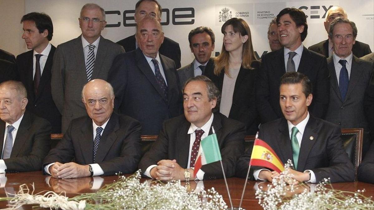 Imagen de Peña Nieto (d) en la reunión con empresarios españoles, uno de ellos Javier López Madrid (primero, arriba a la izquierda).