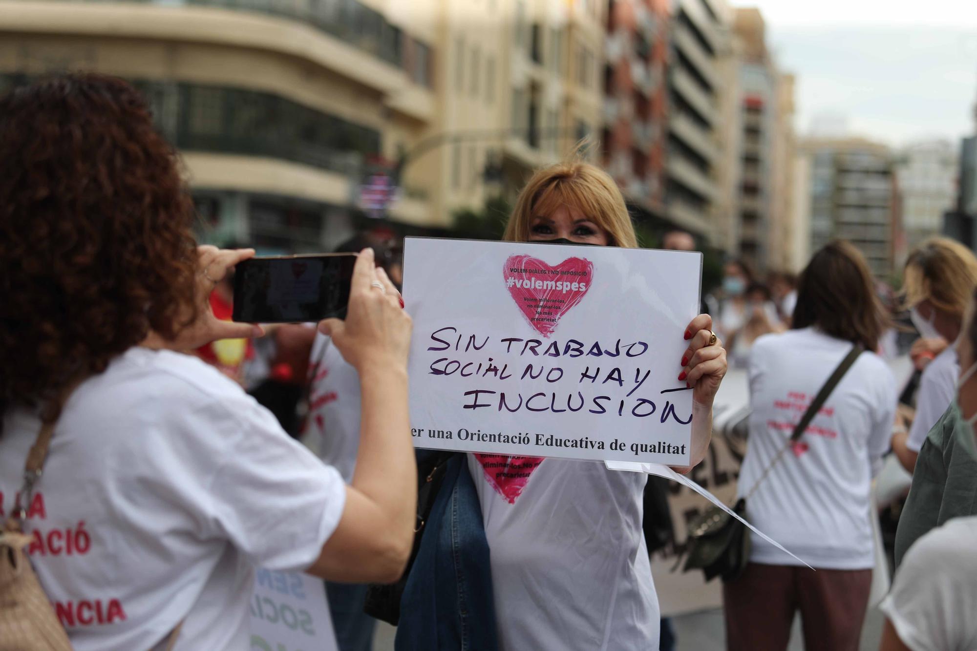 Protesta en València contra el "desmantelamiento" de los SPES y reclama "diálogo" a Educación