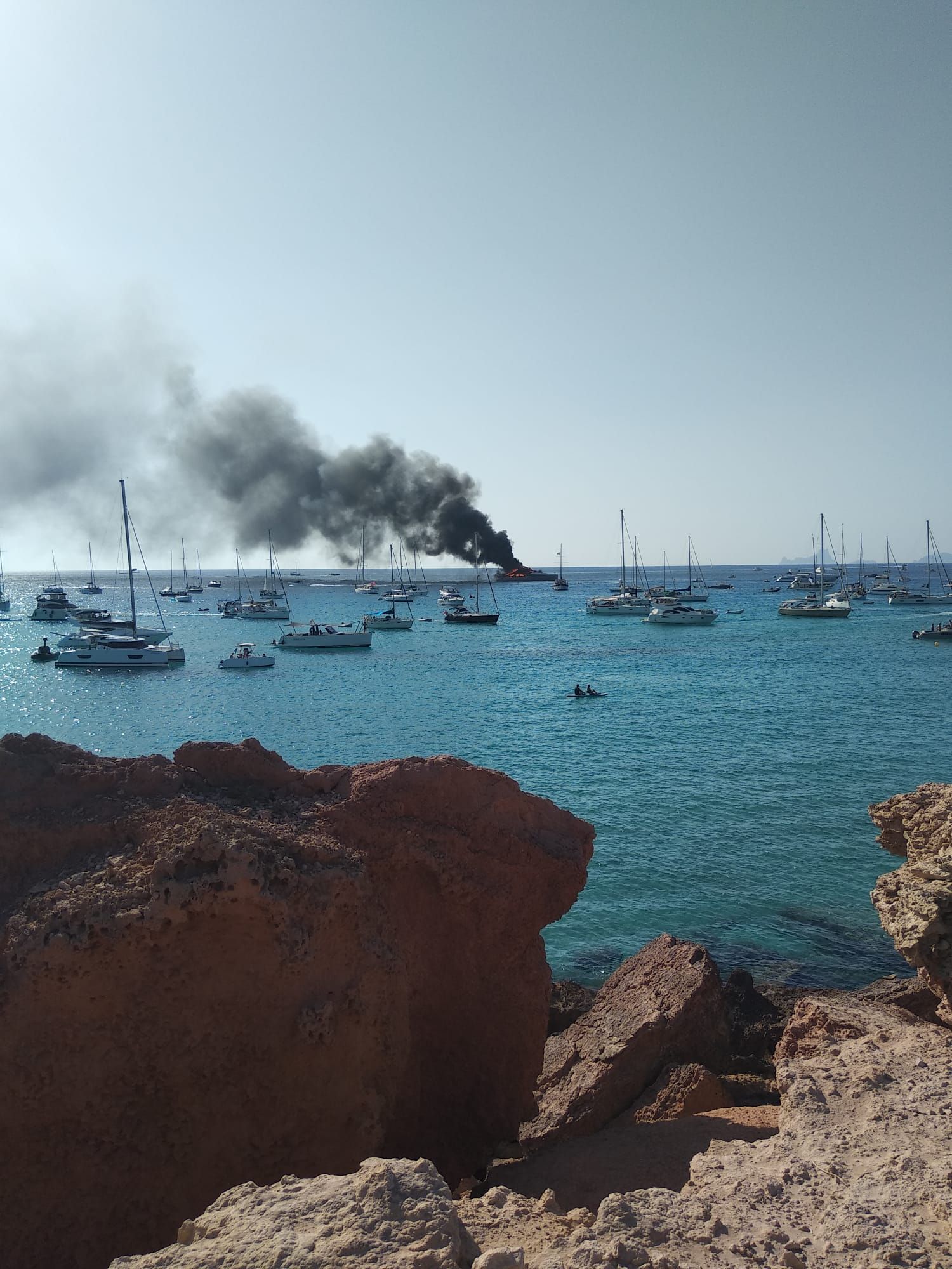 Arde un yate de unos 40 metros de eslora en Formentera.