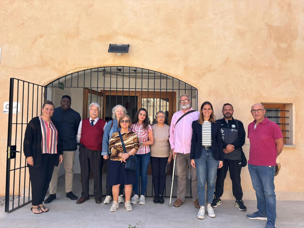 La regidora Lourdes Roca con vecinos de La Soledat.
