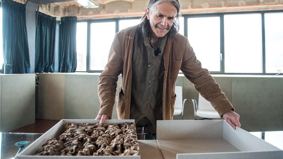 El artista Perejaume, mostrando el libro que ha creado para el Col·legi d'Arquitectes de Catalunya