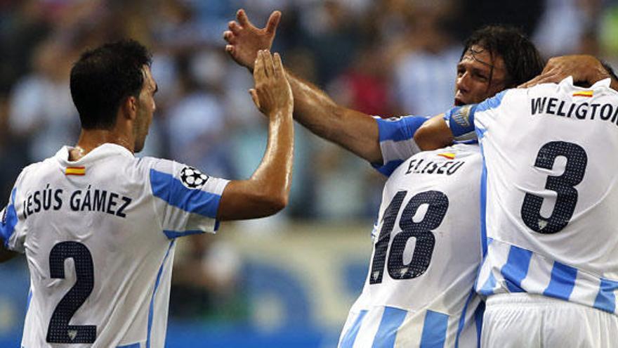 Jesús Gámez, Demichelis y Weligton felicitan a Eliseu tras conseguir éste el segundo gol malaguista ante el Panathinaikos.