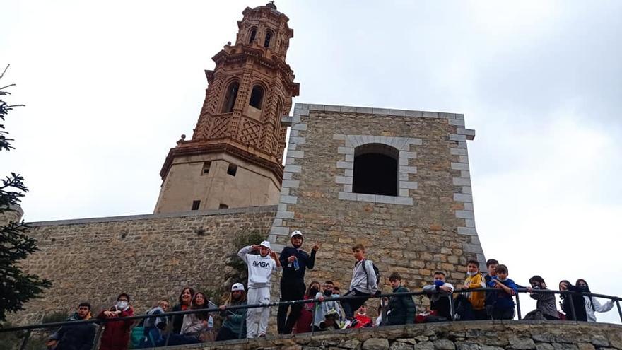 Un grupo de alumnos durante la visita a la Torre de Jérica.