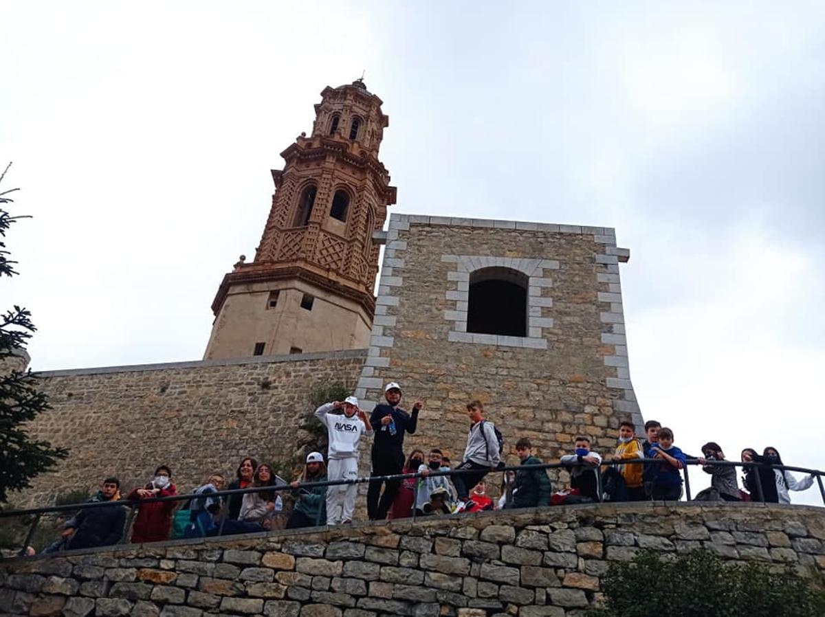 Un grupo de alumnos durante la visita a la Torre de Jérica.