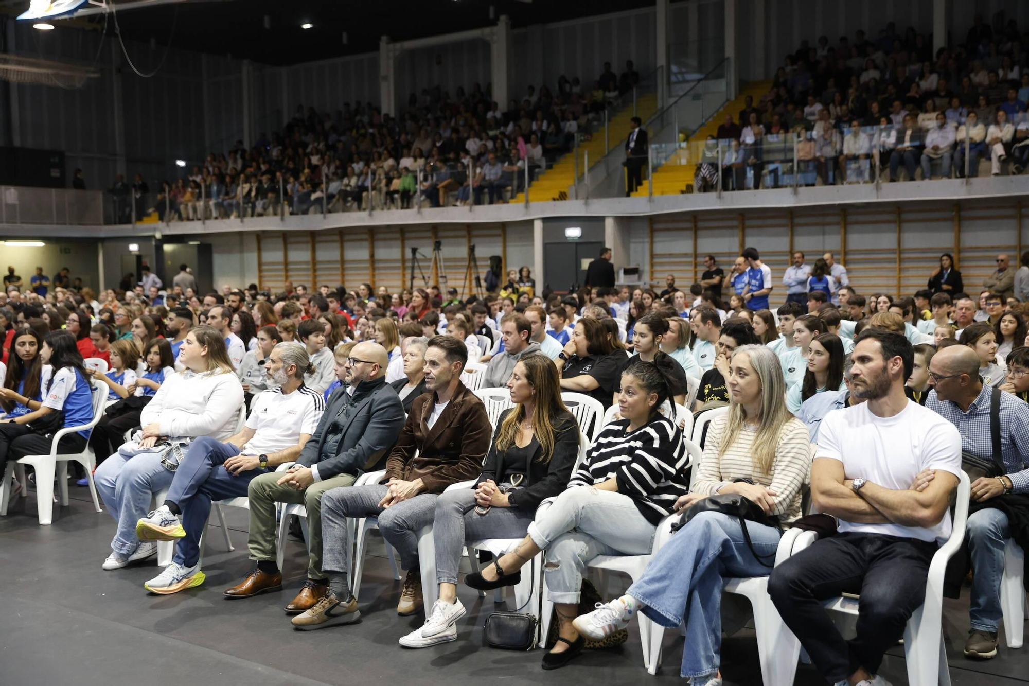 Carolina Marín recibe el cariño de medio millar de deportistas asturianos en Gijón y la visita sorpresa de Saúl Craviotto