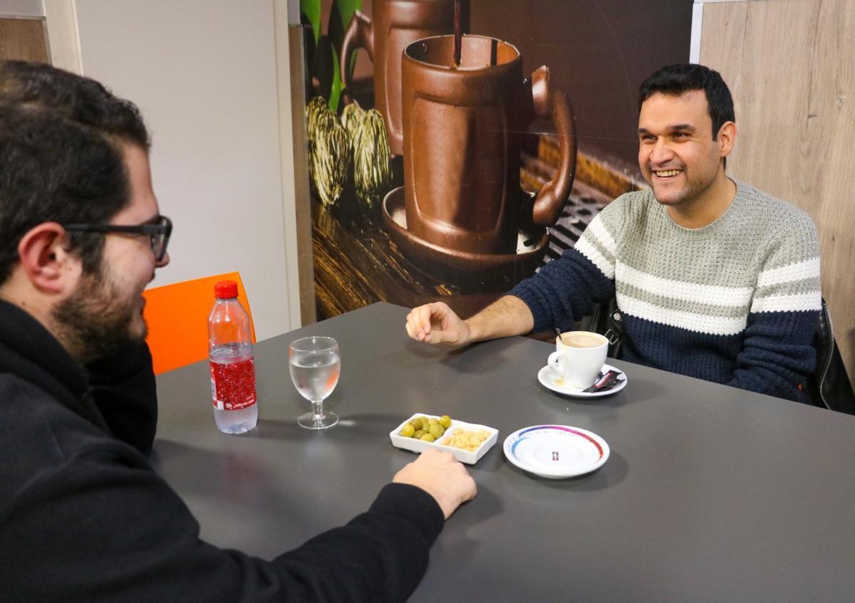 Un voluntari i un aprenent del Voluntariat pel Valencià esmorzen a Quart de Poblet.