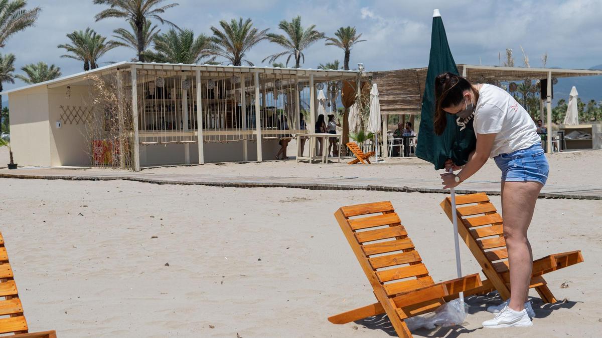 Imagen de archivo de la instalación de un chiringuito en la playa del Pinar de Castelló.