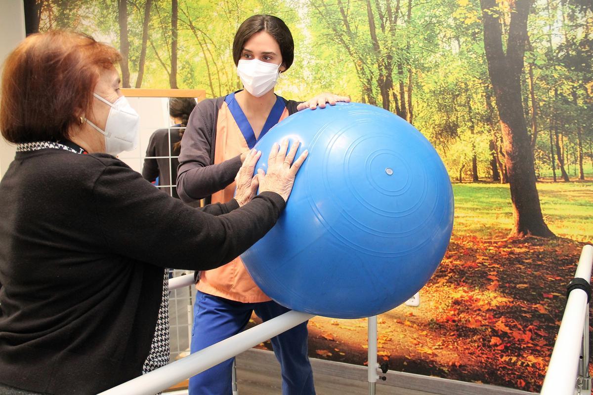 Ejercicio de rehabilitación en uno de los centros de Ballesol en València.