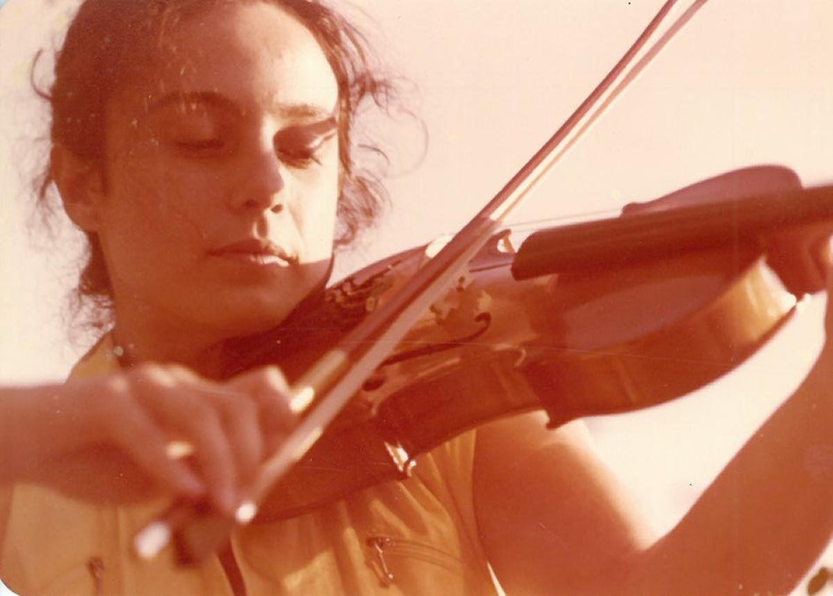 Luísa Villalta, de nena, tocando o violín.