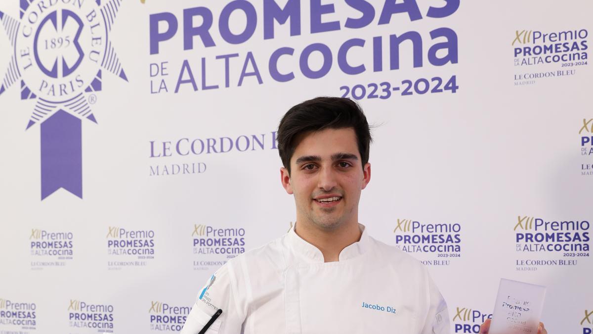 El chef coruñés Jacobo Diz con el premio, ayer.