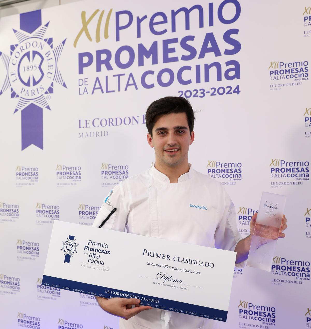 El chef coruñés Jacobo Diz con el premio, ayer.