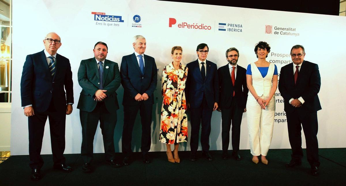 Desayuno informativo con Salvador Illa en Pamplona organizado por Diario de Noticias y EL PERIÓDICO. En la imagen, Iñaki Alzaga, presidente del Grupo Noticias; María Chivite, presidenta de Navarra; Salvador Illa, presidente de la Generalitat; AItor Moll, consejero delegado de Prensa Ibérica; Elma Saiz, ministra de Inclusión, Seguridad Social y Migraciones, y Albert Sáez, director de EL PERIÓDICO, junto a otros asistentes al evento.