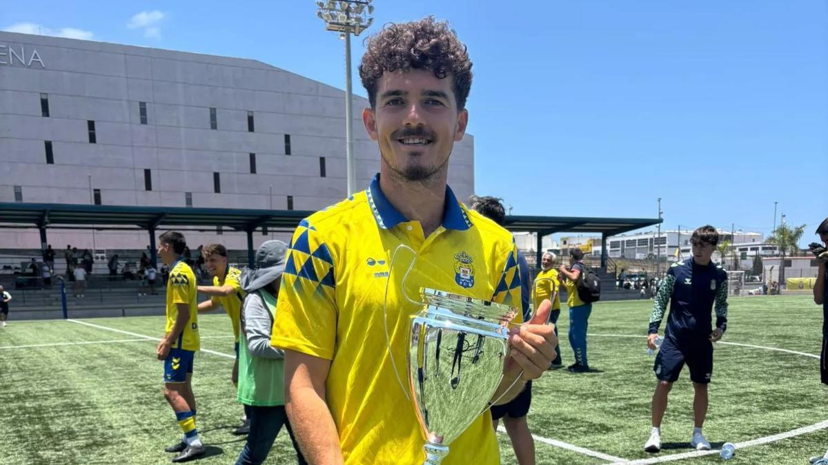 Zeben posa con el trofeo de campeón de Preferente