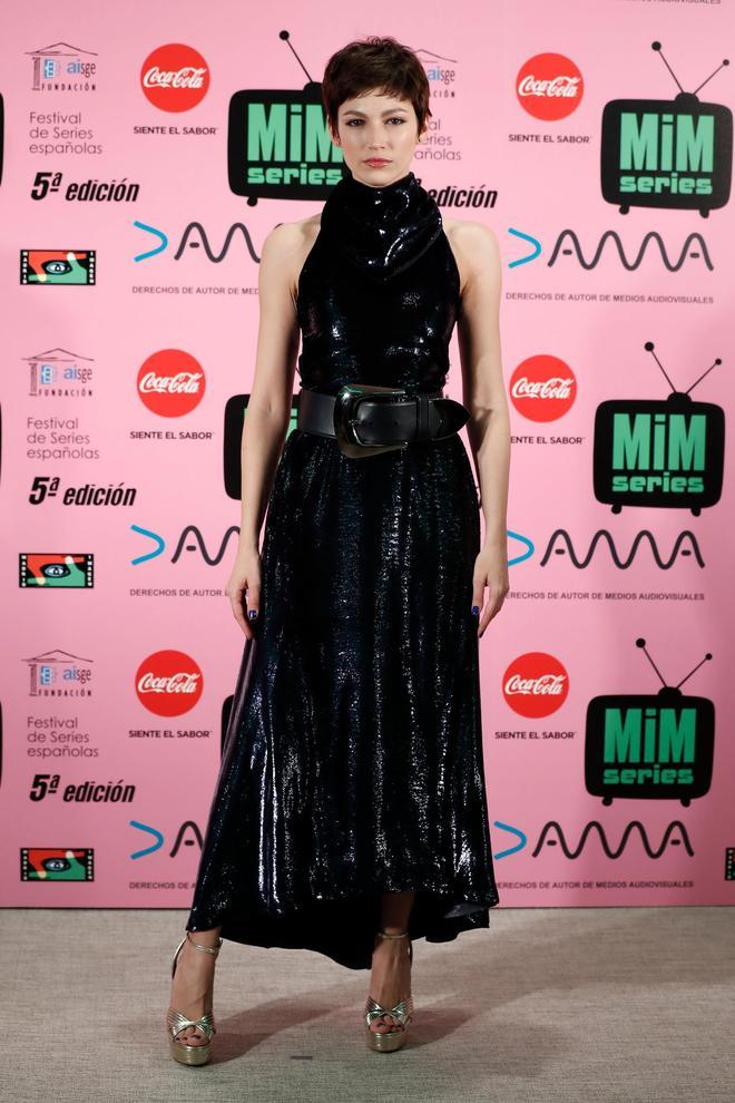 Úrsula Corberó con vestido negro en los premios MIM series