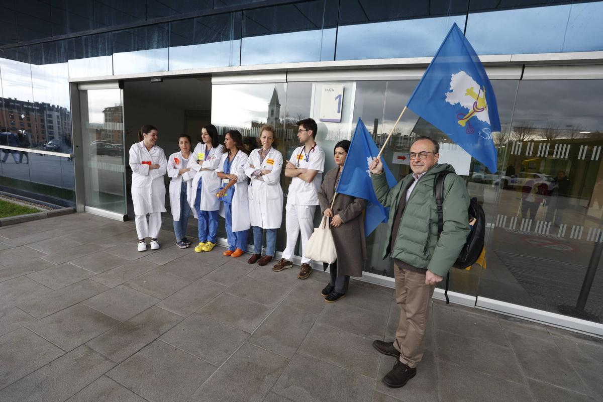 IMÁGENES: Concentraciones en Oviedo y Gijón en el segundo día de huelga médica