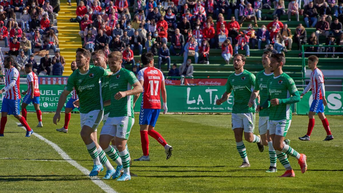 Los jugadores del Cacereño celebran el primer gol del duelo ante el Don Benito, el domingo.