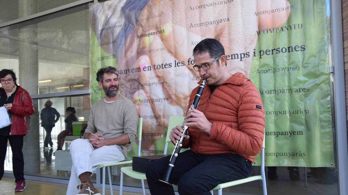 Visita de Joan Dausà a l'escola d'educació especial Llar Santa Maria de Queralt de Berga