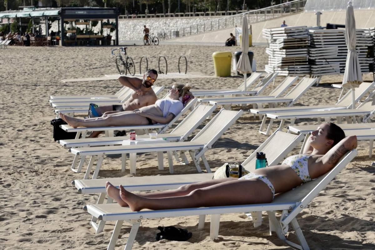 Barceloneses acuden a la playa por las altas temperaturas de noviembre