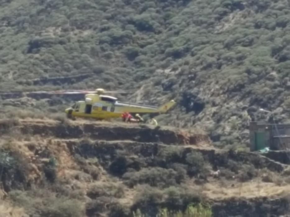 Un coche cae por un desnivel en Gáldar