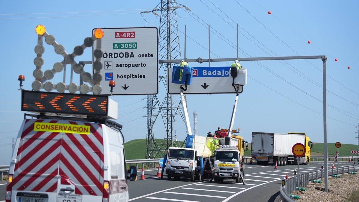 Tareas de sustitución de señales que se realizan este martes para preparar la apertura total del viaducto reparado.