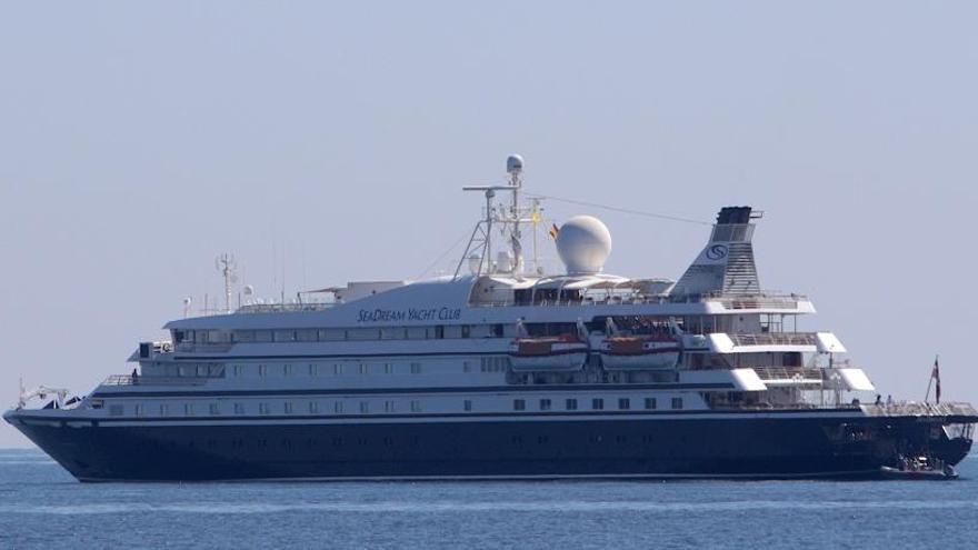 Vista general de un crucero de lujo en Denia.